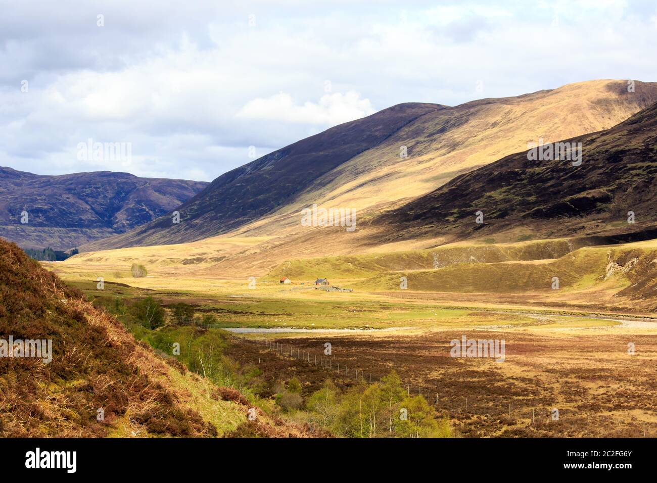 Vista su Glen Roy con due vecchi edifici nella lontana Highland Scozzese Foto Stock