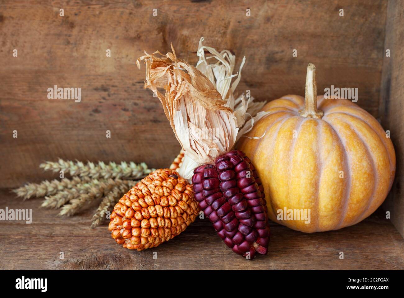 Disposizione Automn su uno sfondo di legno Foto Stock