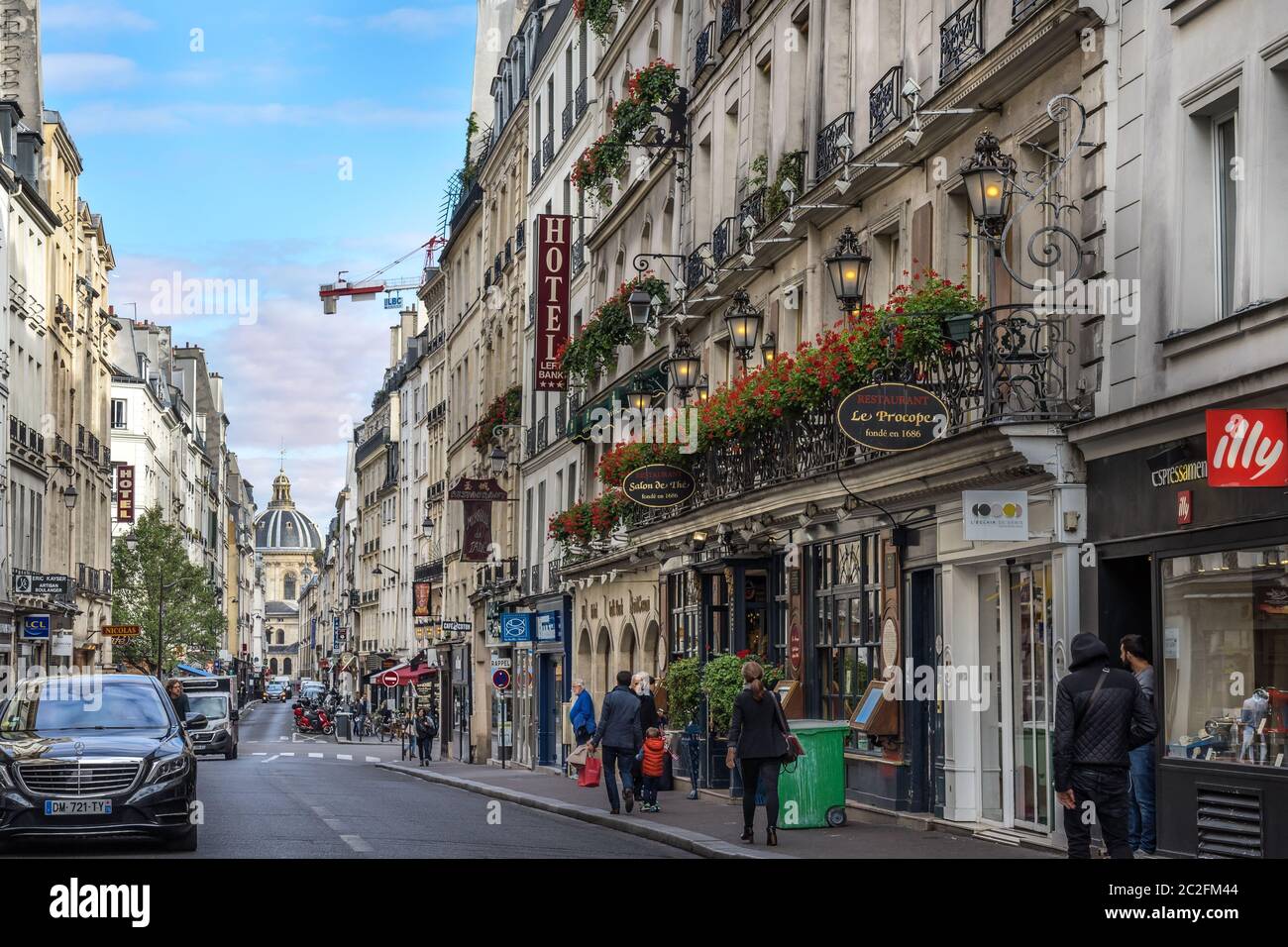 Parigi, Francia - 15 settembre 2017. Zona vivace con edifici tipici parigini nel centro di Parigi, capitale della Francia Foto Stock