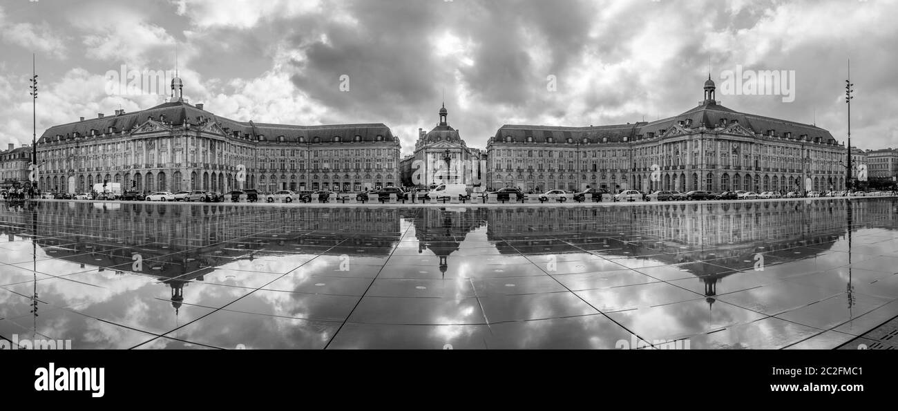 Immagine in bianco e nero di una vista panoramica iconica di Place de la Bourse con fontana a specchio d'acqua a Bordeaux - Francia, Gironda Foto Stock