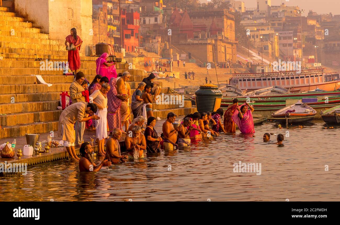 Varanasi, India - 8 marzo 2017. Persone che fanno bagni e che offrono preghiere al fiume sacro Gange. Foto Stock