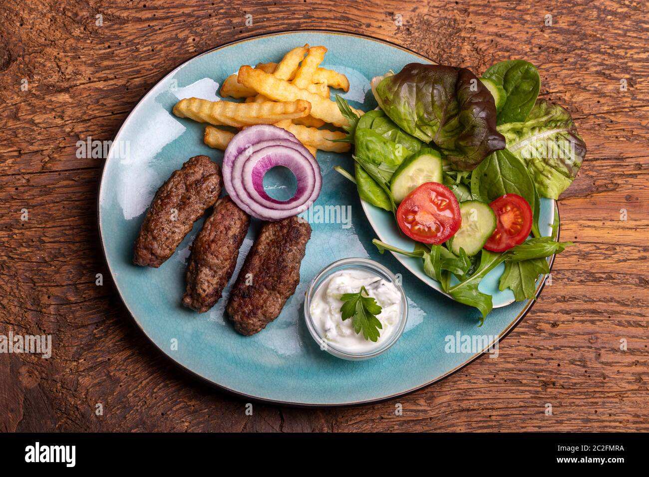 cevapcici con patatine fritte e insalata Foto Stock