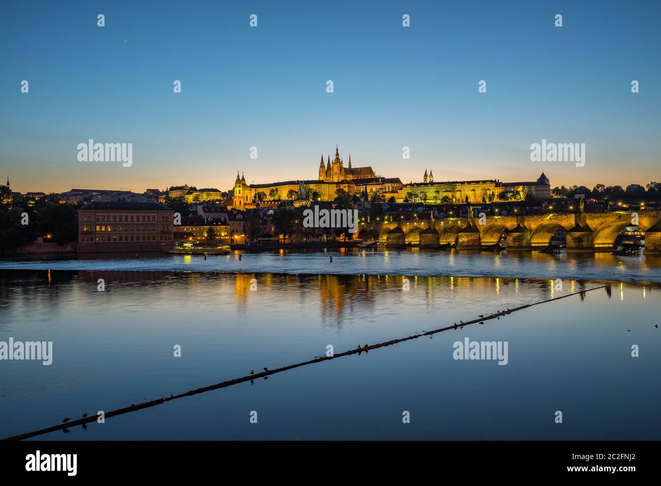 Vista notturna dello skyline della città vecchia di Praga nella Repubblica Ceca Foto Stock