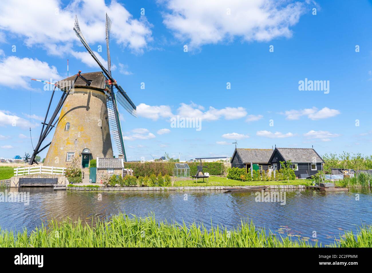 Mulini a vento del villaggio di Kinderdijk a Molenlanden vicino Rotterdam in Olanda Foto Stock