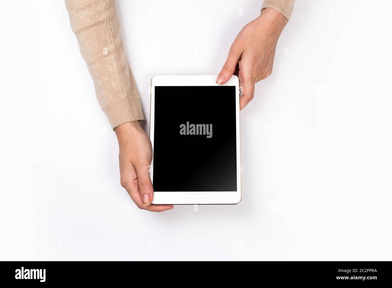 Primo piano delle mani di Donna con un tablet perfetto per la conservazione della manicure, un dispositivo di visualizzazione vuoto. Con tracciato di ritaglio. Sfondo bianco Foto Stock