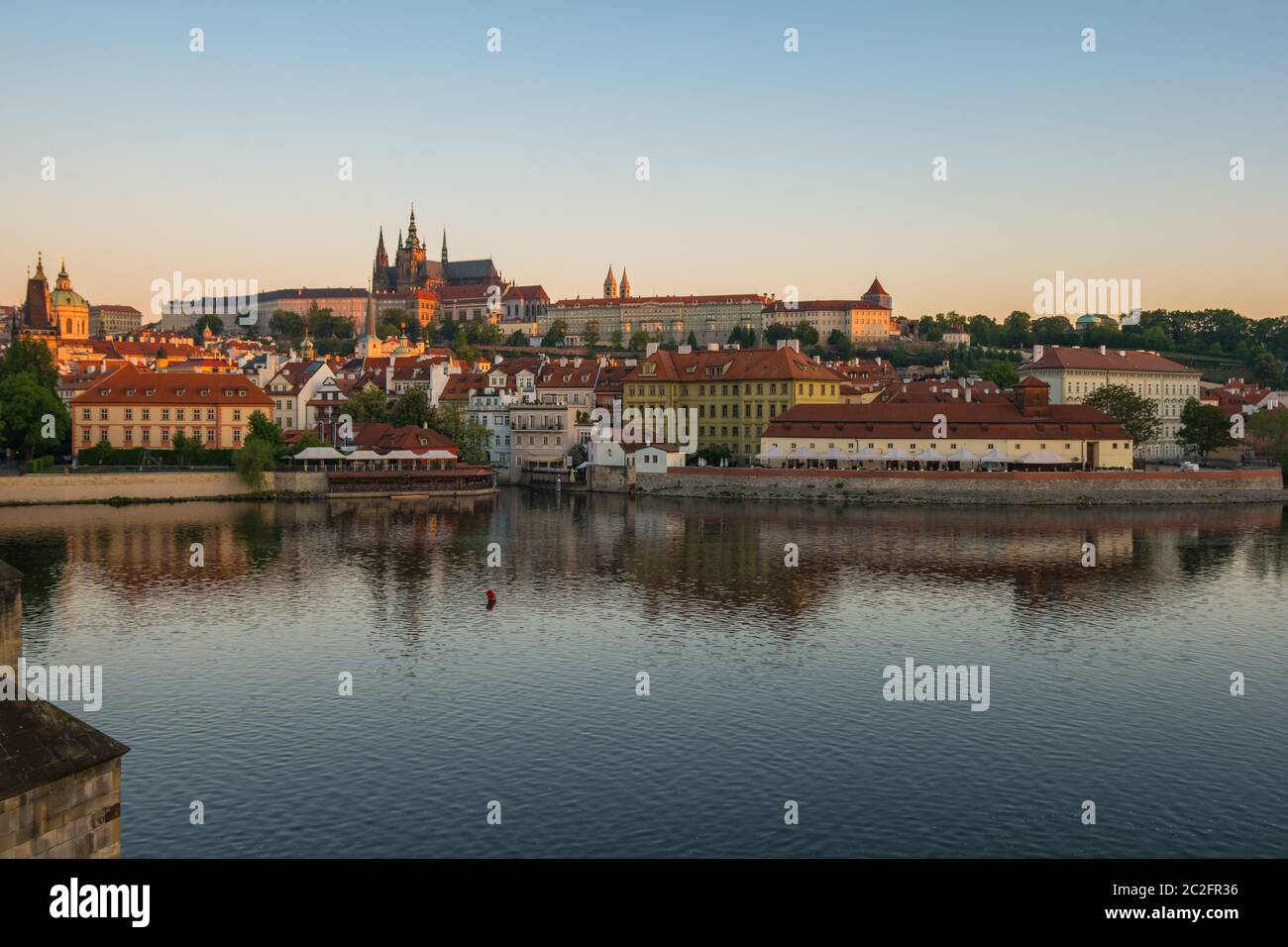 Fiume Moldava e skyline della città di Praga nella Repubblica Ceca Foto Stock