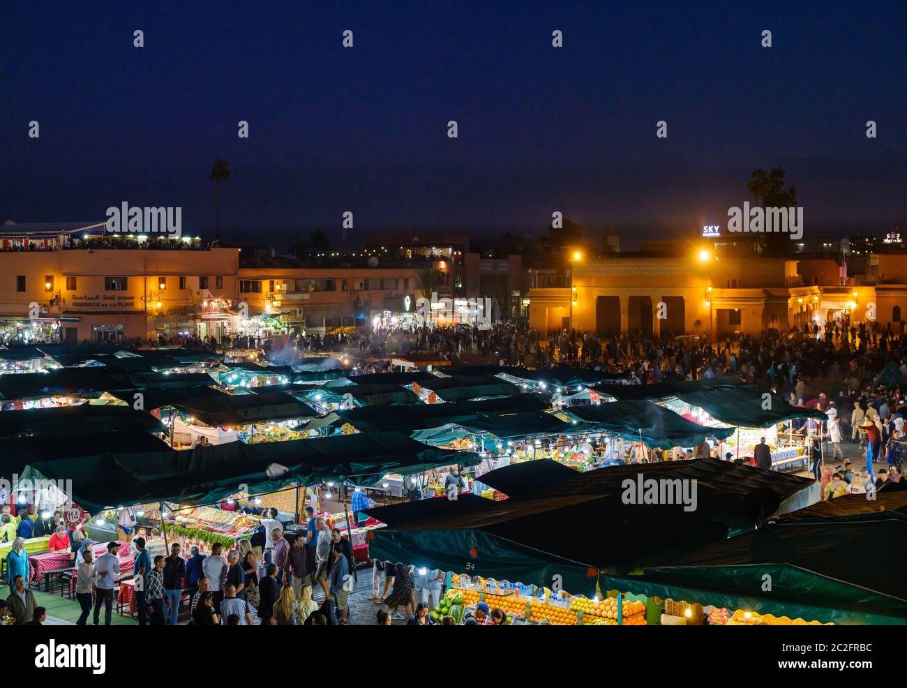 MARRAKECH, MAROCCO - CIRCA APRILE 2018: Vista sulla piazza Jemaa el-Fnaa, di notte a Marrakech Foto Stock