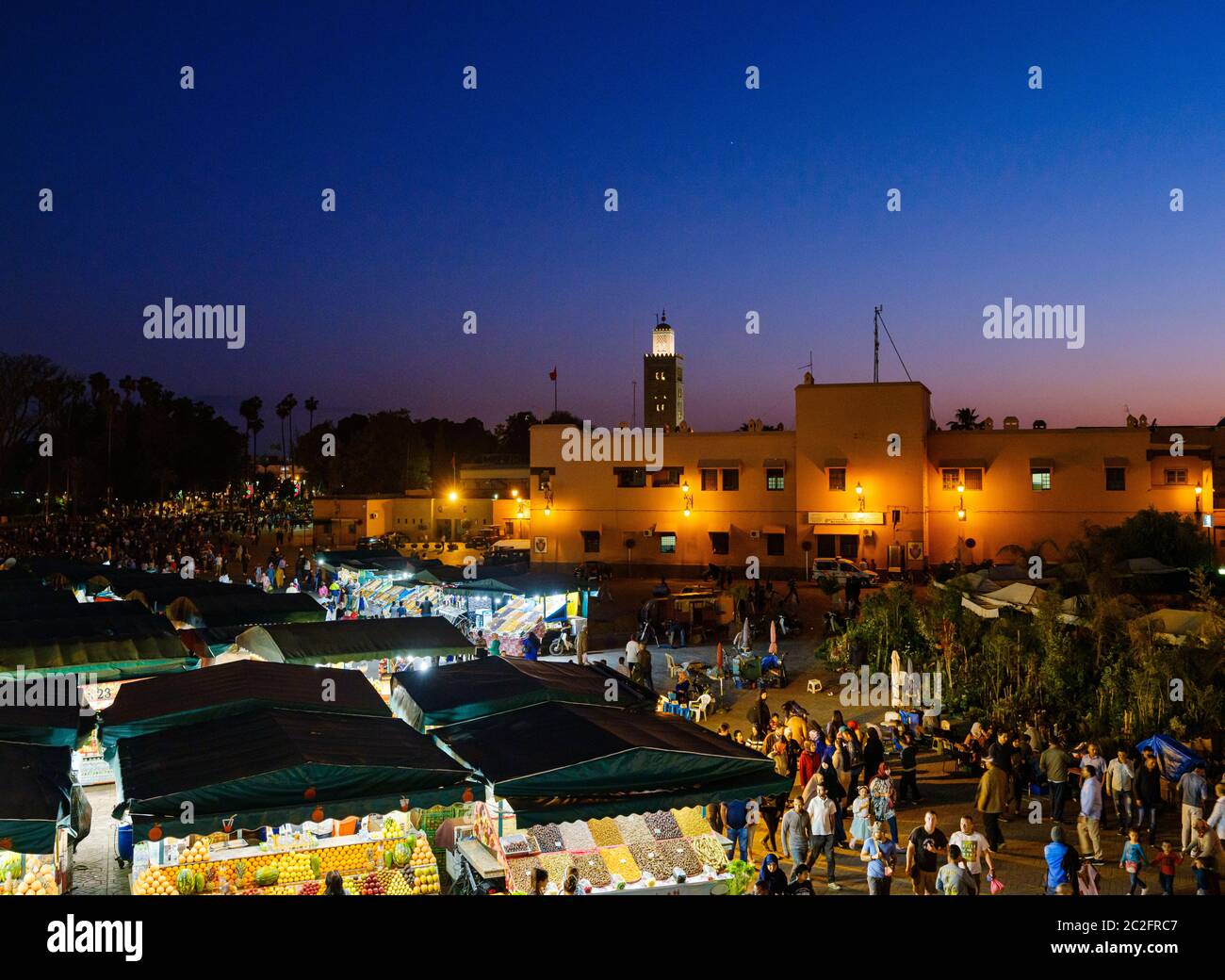 MARRAKECH, MAROCCO - CIRCA APRILE 2018: Vista sulla piazza Jemaa el-Fnaa, di notte a Marrakech Foto Stock