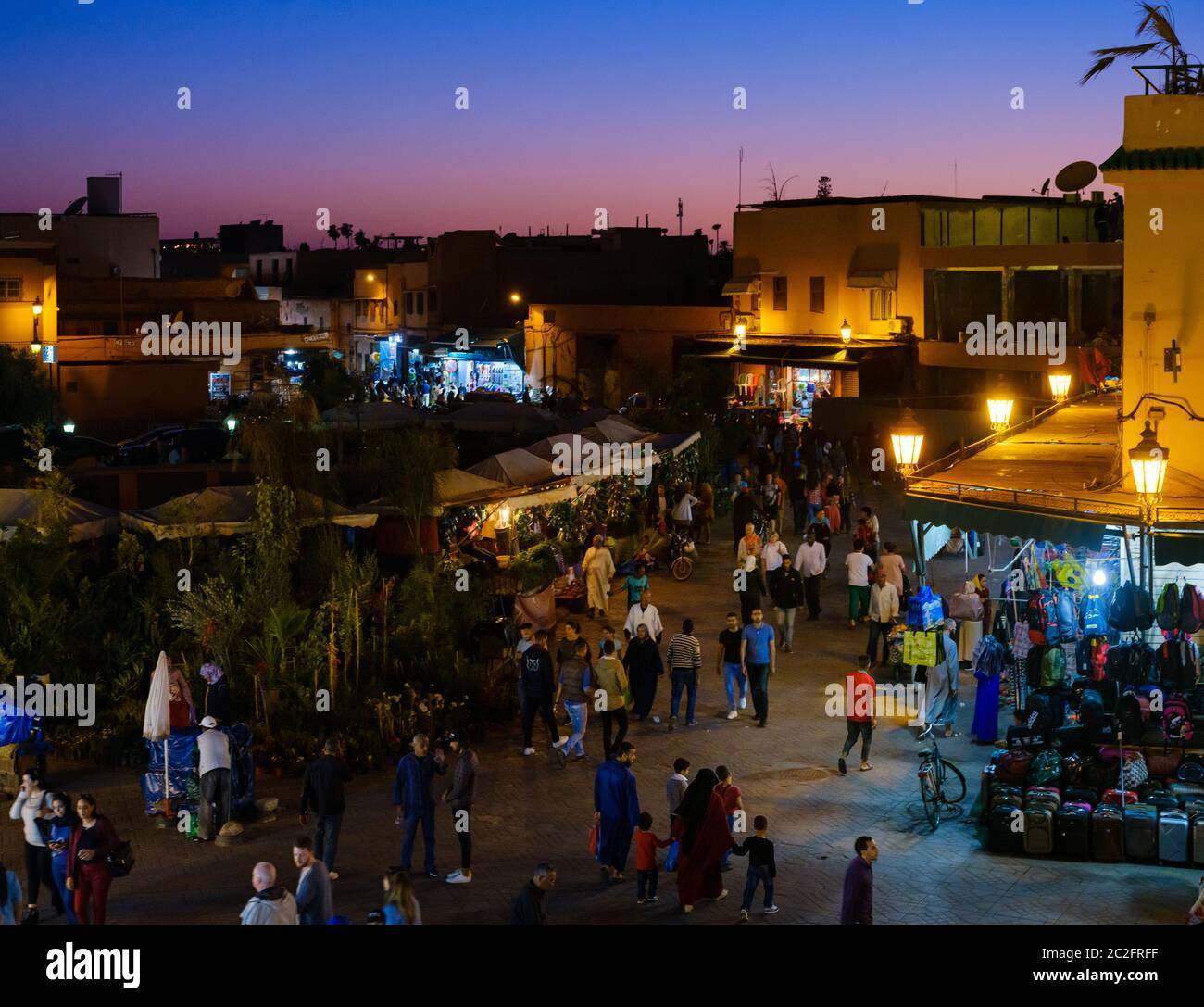 MARRAKECH, MAROCCO - CIRCA APRILE 2018: Vista sulla piazza Jemaa el-Fnaa, di notte a Marrakech Foto Stock