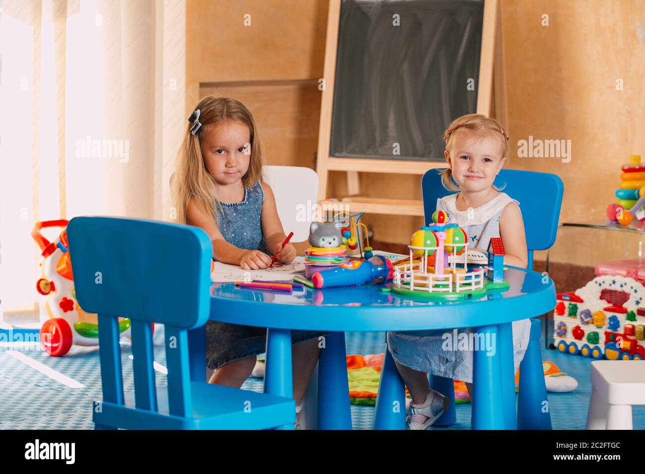 Bambini che giocano in camera. Sviluppo e lerning sociale. Progetto bambini in asilo. Foto Stock