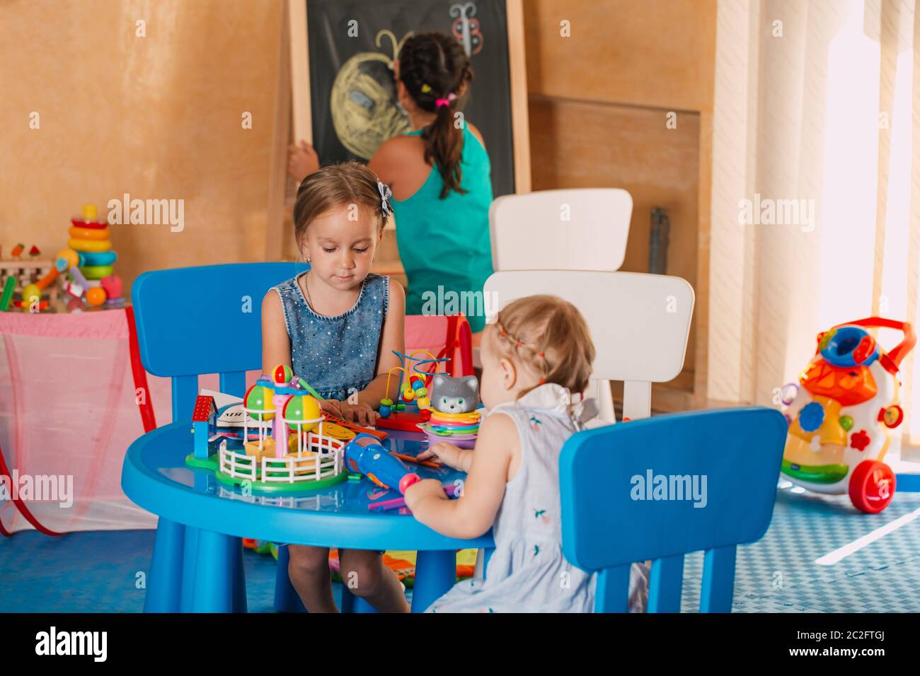 Bambini che giocano in camera. Sviluppo e lerning sociale. Progetto bambini in asilo. Foto Stock