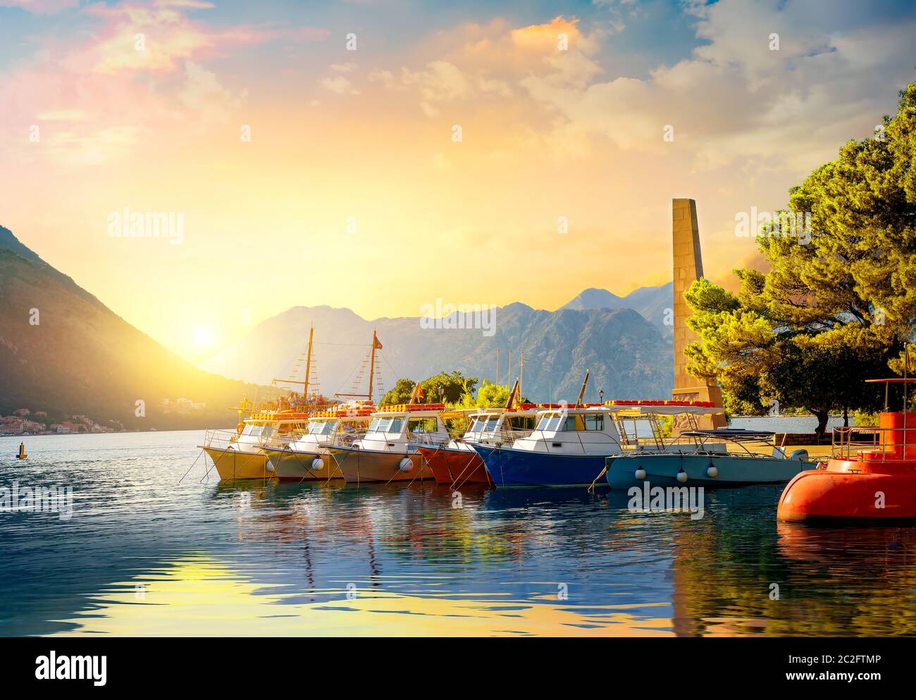 Vista monte Lovcen dalla Baia di Kotor e Kotor città. Foto Stock