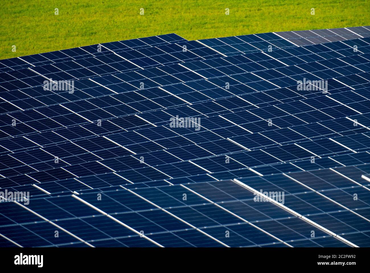 Impianto fotovoltaico, in una valle del Sauerland in Assia, a ovest di Korbach, Assia, Germania, Foto Stock