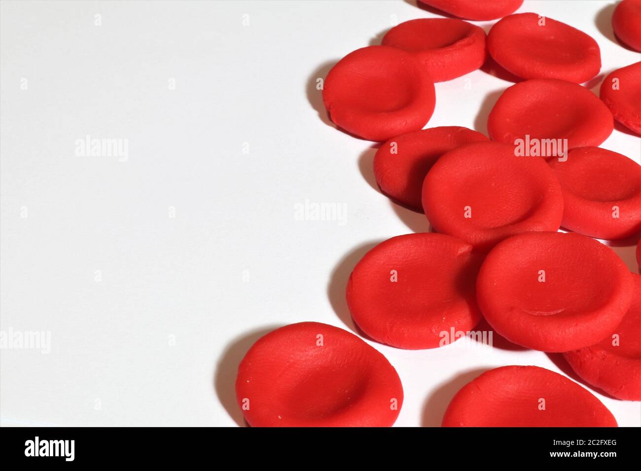 Globuli rossi su sfondo bianco.modello 3 D in plastilina. L'emoglobina è la proteina all'interno dei globuli rossi. Trasporta ossigeno. Foto Stock