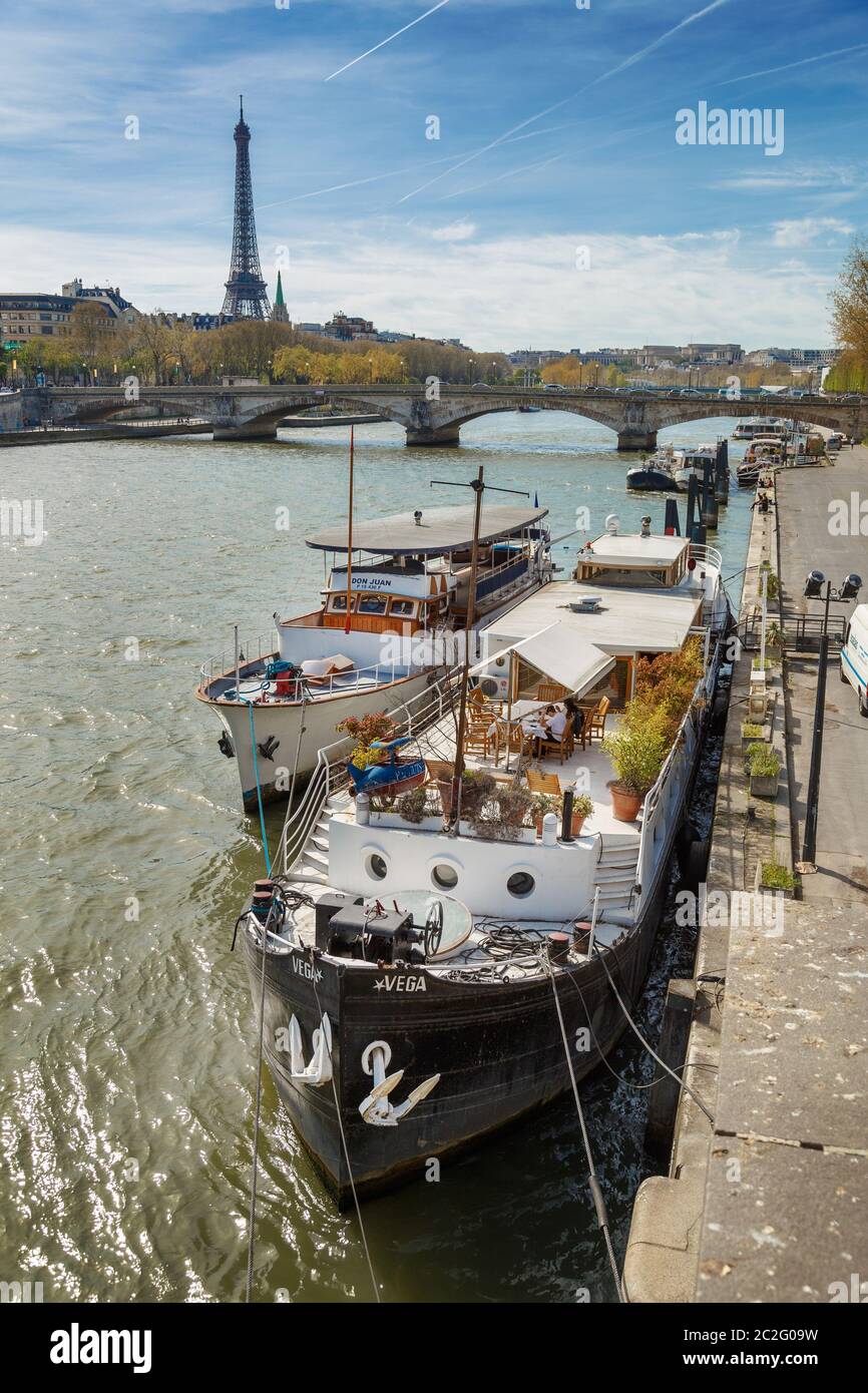 Parigi, Francia, 30 marzo 2017: Rive della Senna con barche con la Torre Eiffel sullo sfondo. Molo destro della senna riv Foto Stock