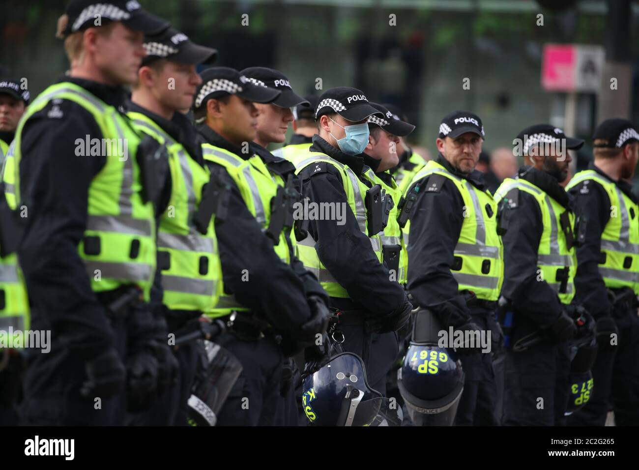 La polizia di George Square a Glasgow durante una protesta di Glasgow contro le condizioni di vita dei rifugiati. Foto Stock