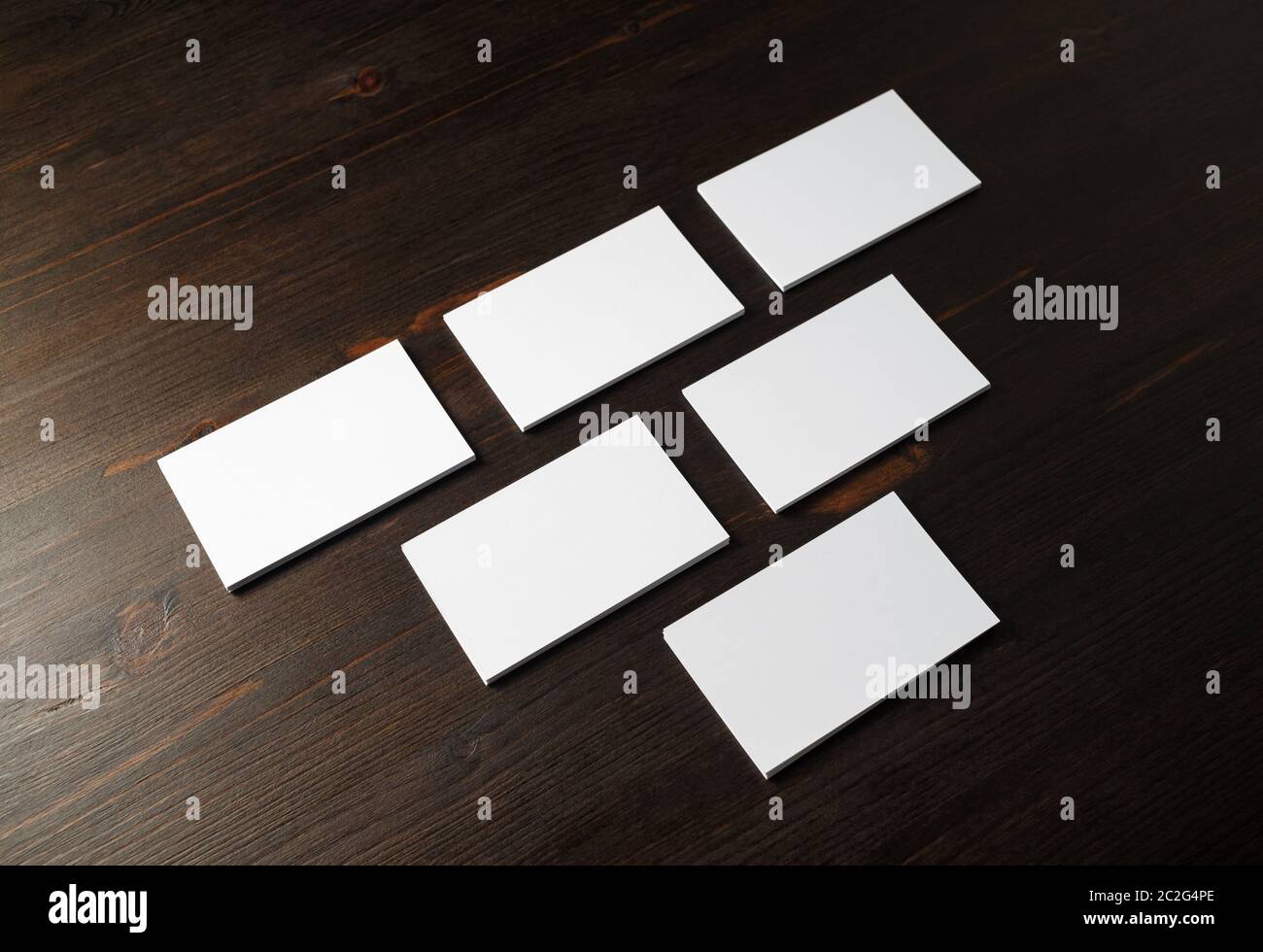 Foto di blank business cards su legno sfondo tabella. Modello per ID Foto Stock