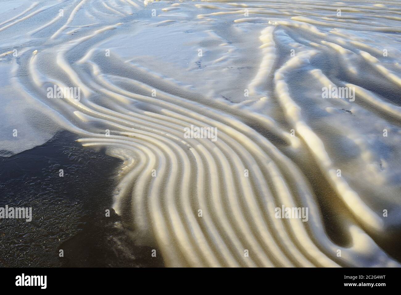 Stropicciata del ghiaccio sulla superficie del lago in Finlandia, un interessante fenomeno naturale Foto Stock