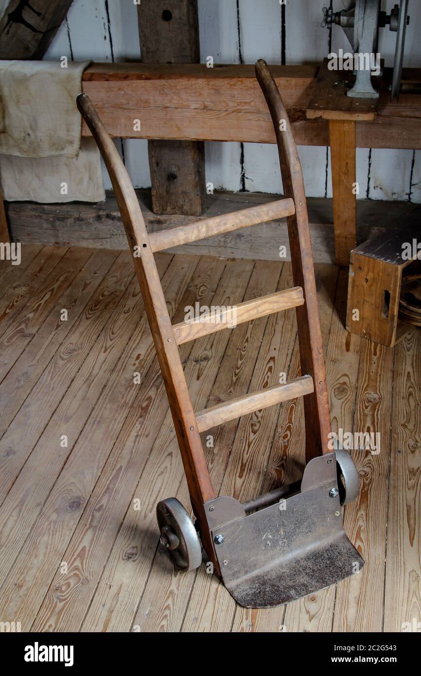 un carretto di legno molto vecchio, come usato in vecchi mulini Foto Stock