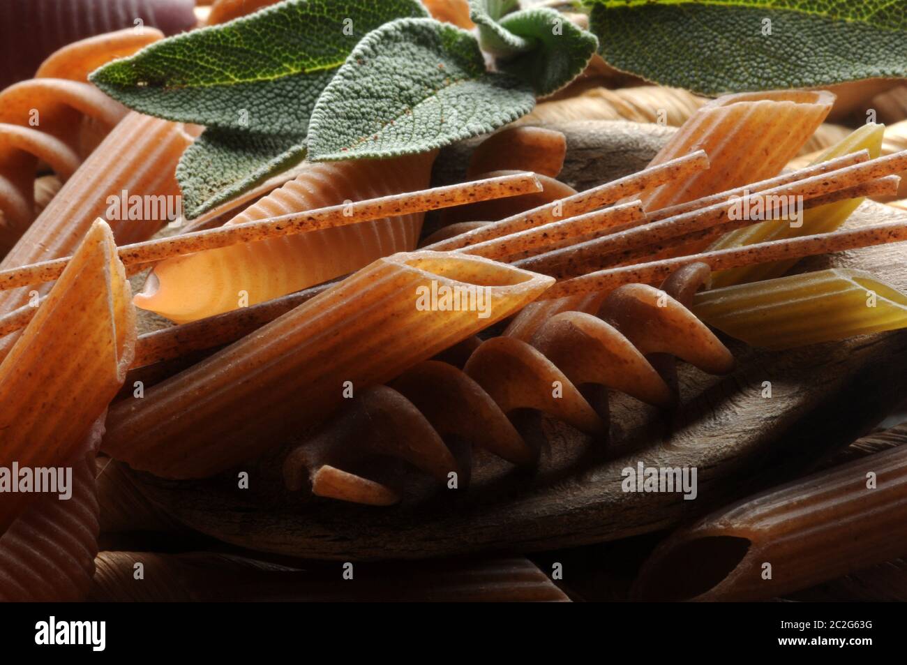 Mescolare la pasta intera di grano saraceno sul cucchiaio Foto Stock