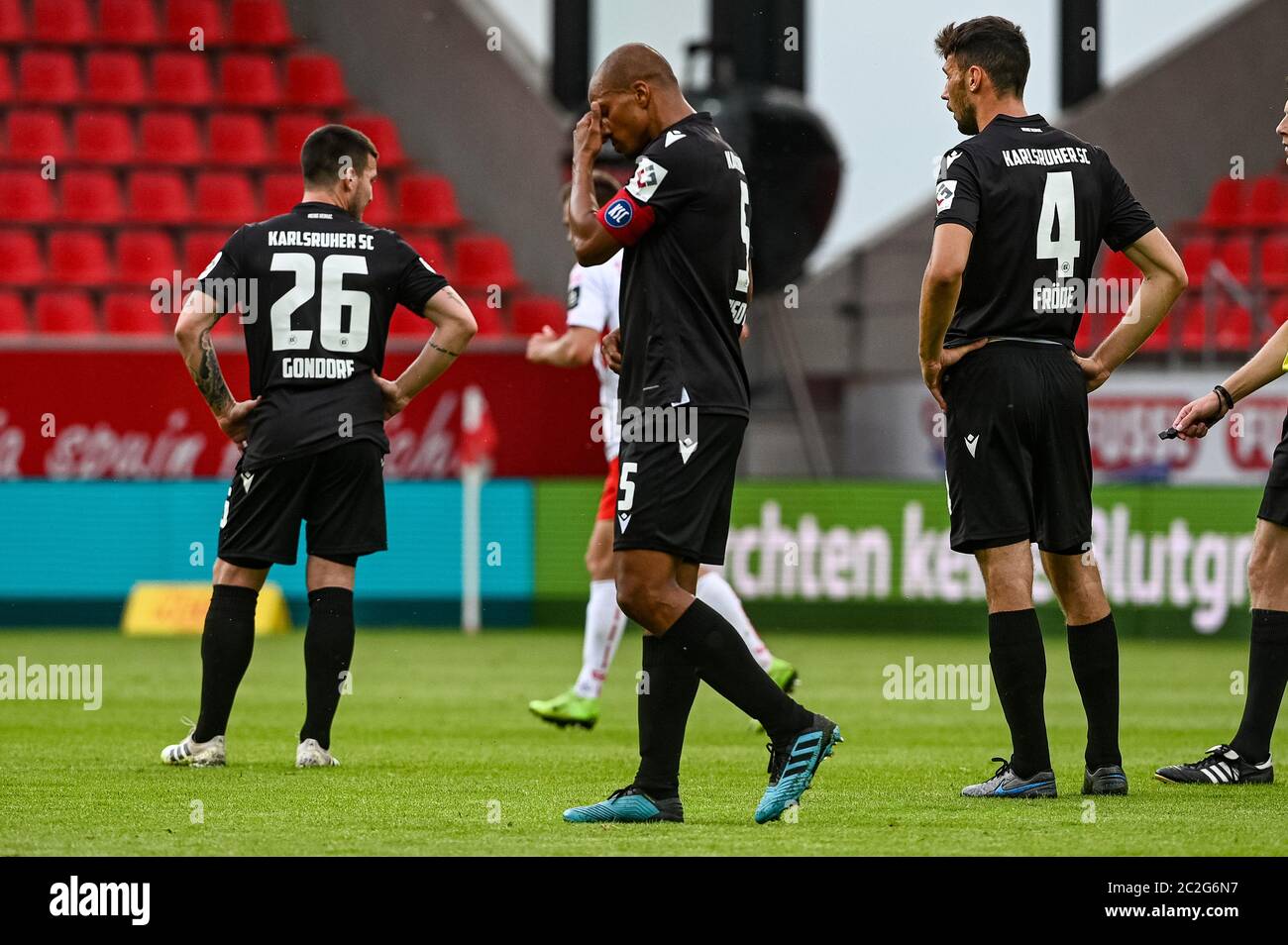 Regensburg, Germania. 17 Giugno 2020. Calcio: 2 Bundesliga, Jahn Regensburg - Karlsruher SC, 32 ° giorno di incontro. Jérôme Gondorf (l-r), David Pisot e Lukas Fröde di Karlsruhe sono sul campo deluso dopo l'obiettivo da Regensburg di renderlo 2-0. Credito: Armin Weigel/dpa - NOTA IMPORTANTE: In conformità con le norme del DFL Deutsche Fußball Liga e del DFB Deutscher Fußball-Bund, è vietato sfruttare o sfruttare nello stadio e/o nel gioco le fotografie scattate sotto forma di sequenze di immagini e/o serie di foto di tipo video./dpa/Alamy Live News Foto Stock