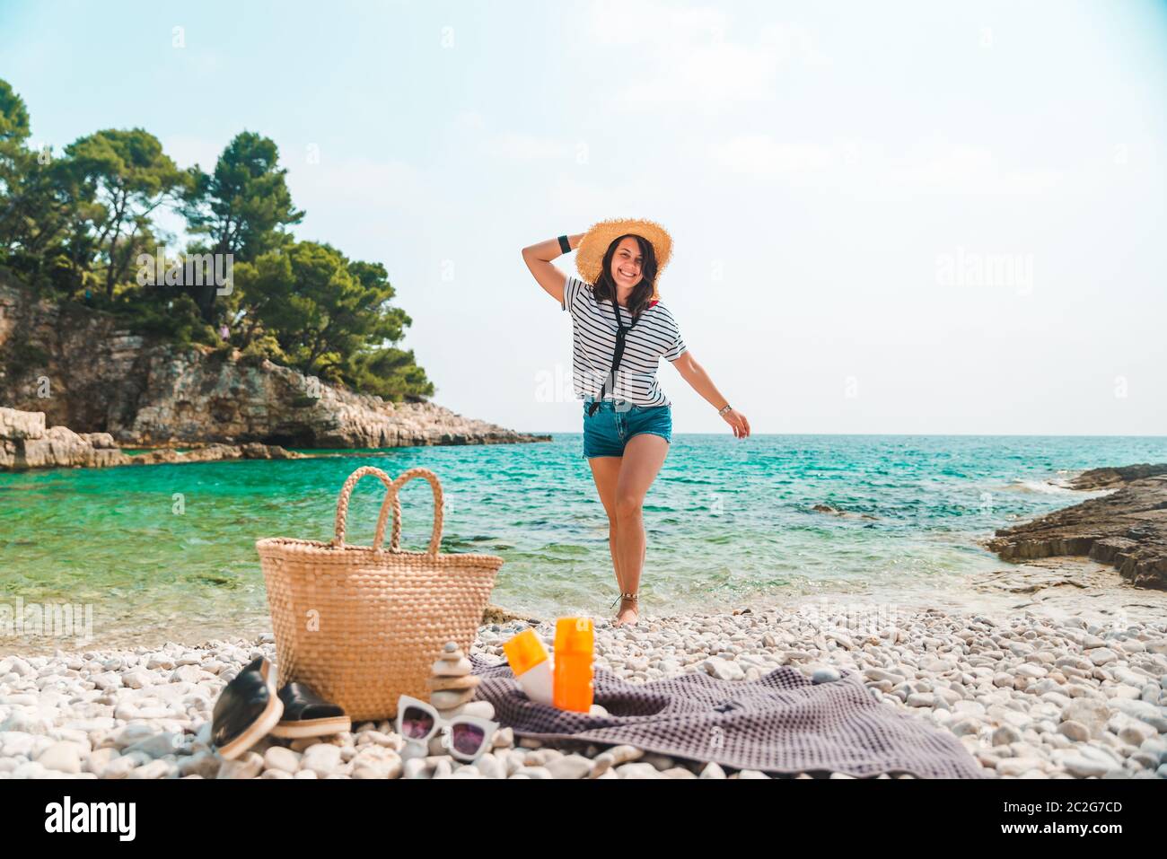 Spiaggia stuff cappello di paglia e la borsa con pinne e la crema solare Foto Stock