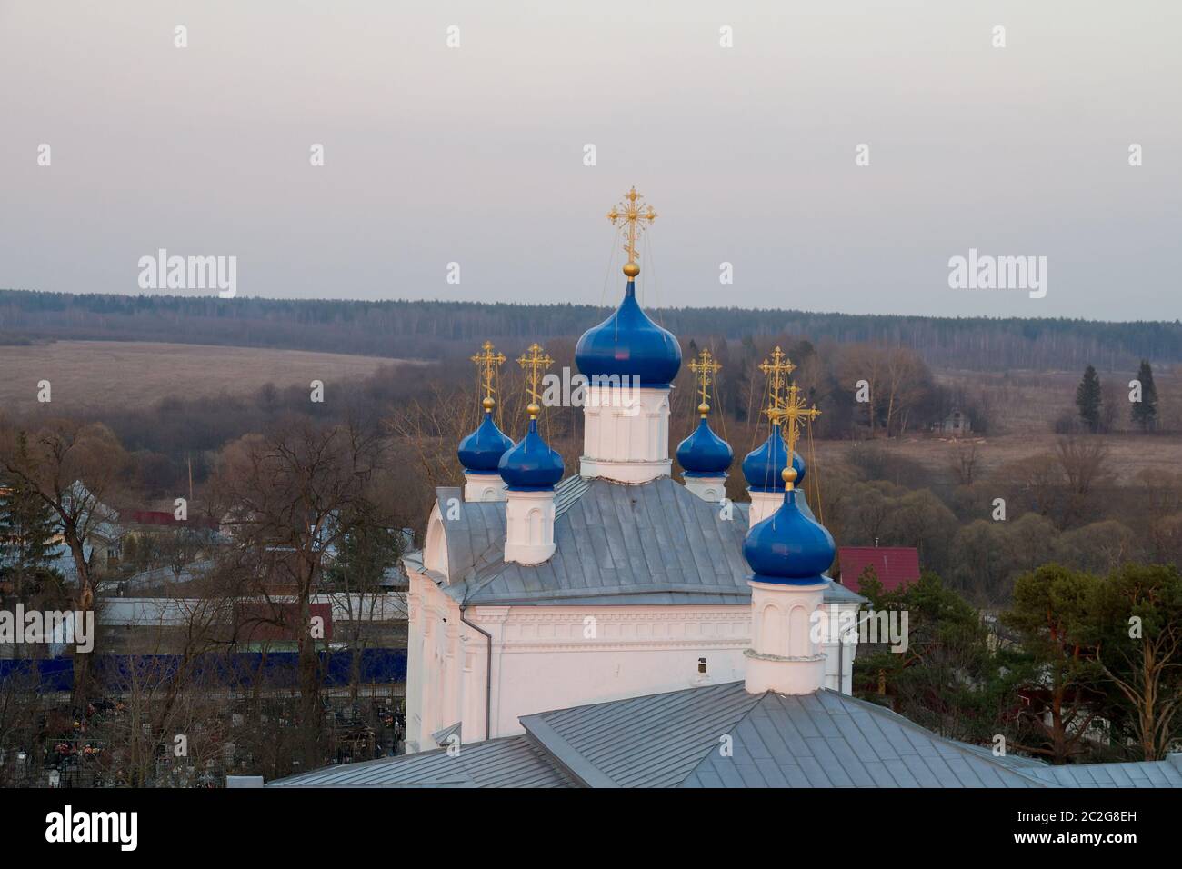 Croci d'oro e cupole della chiesa russa sulla campagna. Foto Stock