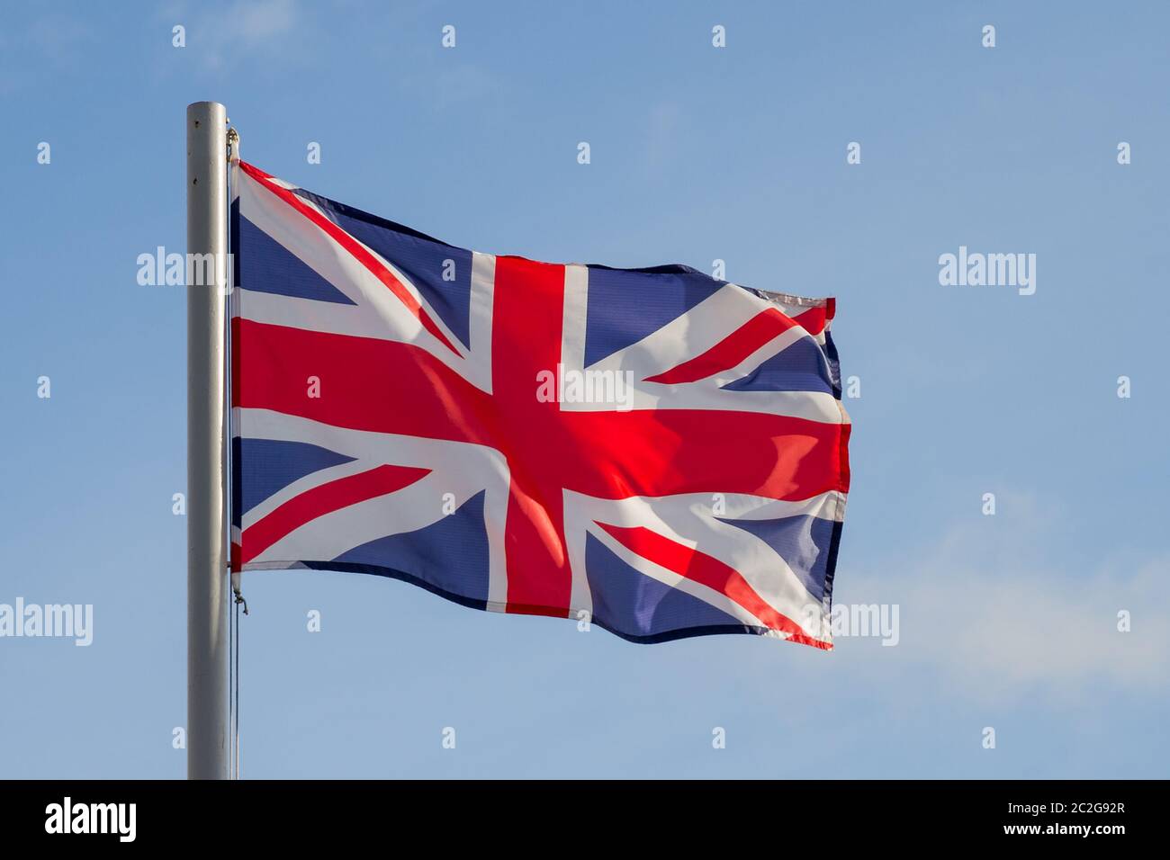 La bandiera britannica sventolando nel vento. Foto Stock
