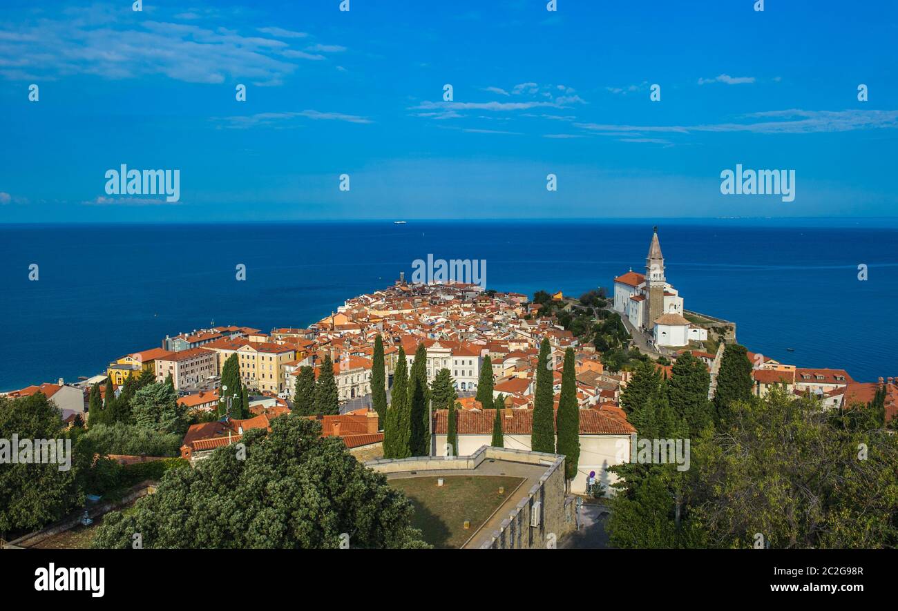 Vista panoramica di pirano oltre il mare Adriatico, Slovenia Foto Stock
