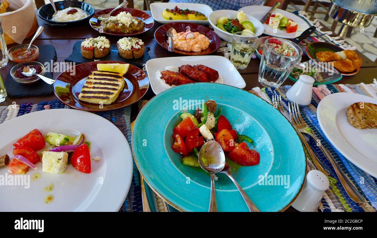 Incredibile e delizioso pasto Meze al Grecotel Daphnila Bay, Dassia, Corfù, panorami e paesaggi mozzafiato e cibo incredibile Foto Stock