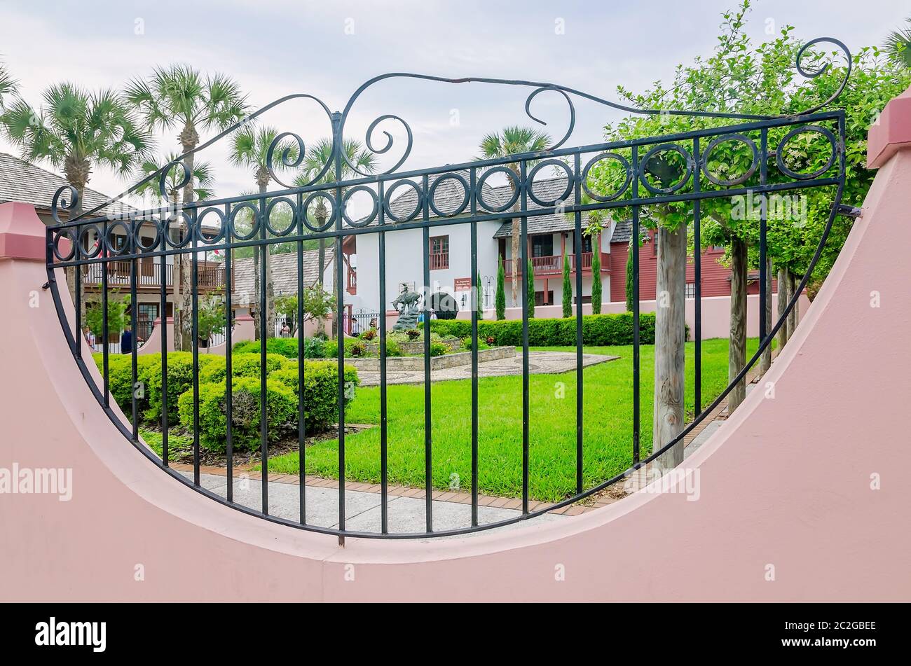 Una recinzione decorativa in ferro è raffigurata al ristorante Columbia su St. George Street, 11 aprile 2015, a St. Augustine, Florida. Foto Stock