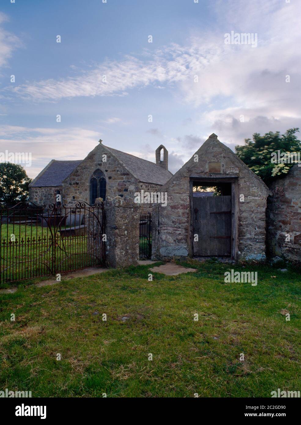 Ammira la chiesa di St Baglan, Llanfaglan, Caernarfon, Galles, Regno Unito, che mostra la lincata del 1722 e la chiesa a forma di T con navata 13°/14°. Foto Stock