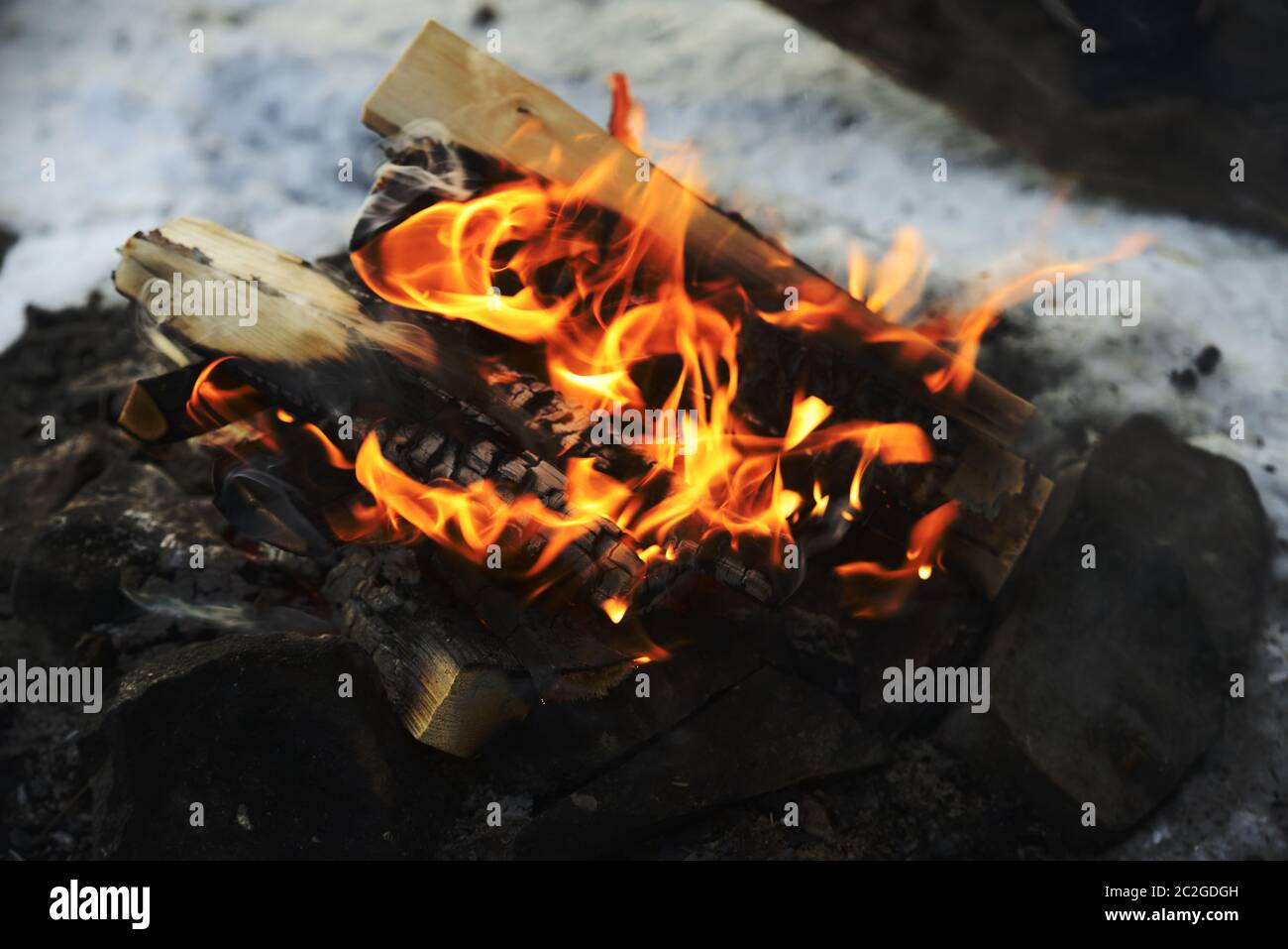 Primo piano di legno che brucia nel fuoco, inverno Foto Stock