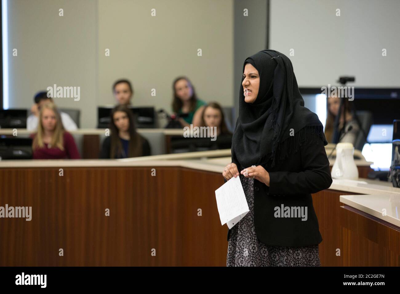 San Marcos, Texas USA, 27 febbraio 2016: Studente della scuola superiore di Dripping Springs che indossa un hijab posa come avvocato della difesa mentre lei e i compagni di classe partecipano a un processo fittizio in una corte di contea. Il processo di due ore ha drammatizzato l'azione legale relativa ad un rapporto tossico fra una coppia giovane non sposata. ©Bob Daemmrich Foto Stock