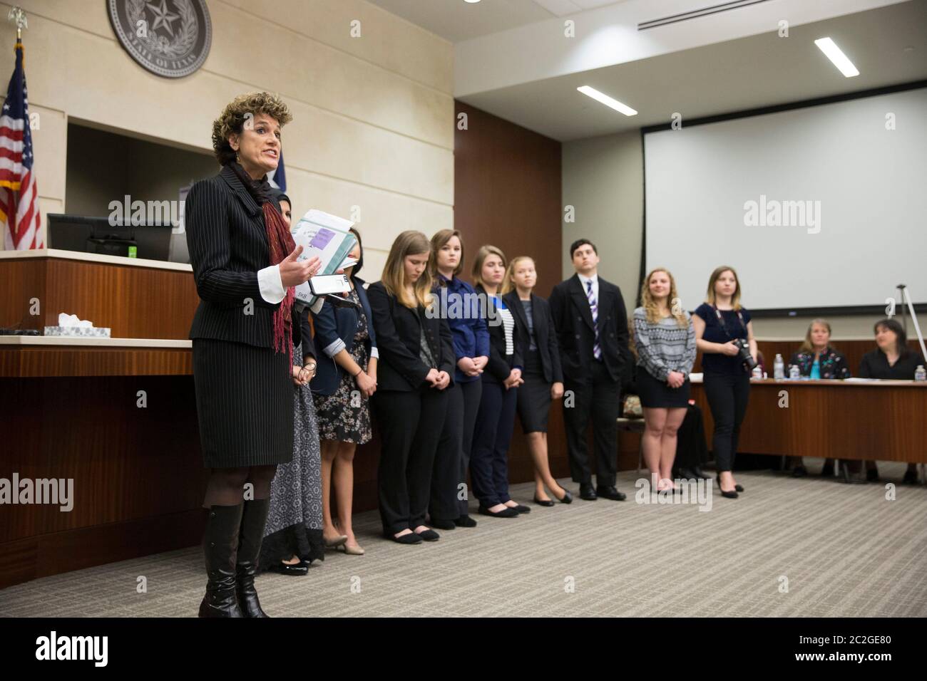 San Marcos , Texas - 27 Febbraio 2016 - Mock Trial mostra pericoli di abuso di Incontri - Mock Trial da Dripping Springs studenti della High School evidenzia i pericoli di abuso di incontri e rapporti malsani con un processo di due ore su un rapporto tossico tra una giovane coppia non sposata. © Bob Daemmrich Foto Stock