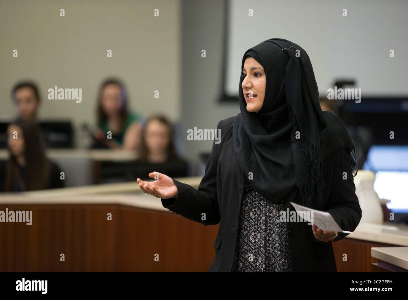 San Marcos, Texas USA, 27 febbraio 2016: Studente della scuola superiore di Dripping Springs che indossa un hijab posa come avvocato della difesa mentre lei e i compagni di classe partecipano a un processo fittizio in una corte di contea. Il processo di due ore ha drammatizzato l'azione legale relativa ad un rapporto tossico fra una coppia giovane non sposata. ©Bob Daemmrich Foto Stock