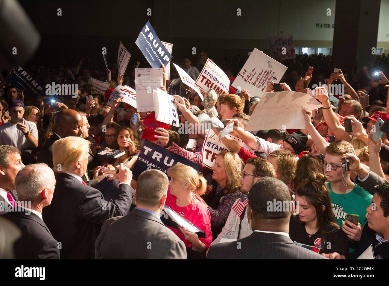 Fort Worth, Texas - 26 febbraio 2016: Una schiacciata di sostenitori di Donald Trump spinge gli articoli verso di lui per il suo autografo dopo un rally al Centro Congressi di Fort Worth. Il Texas è il grande premio del prossimo Super Tuesday Primary il 2 marzo. ©Bob Daemmrich Foto Stock