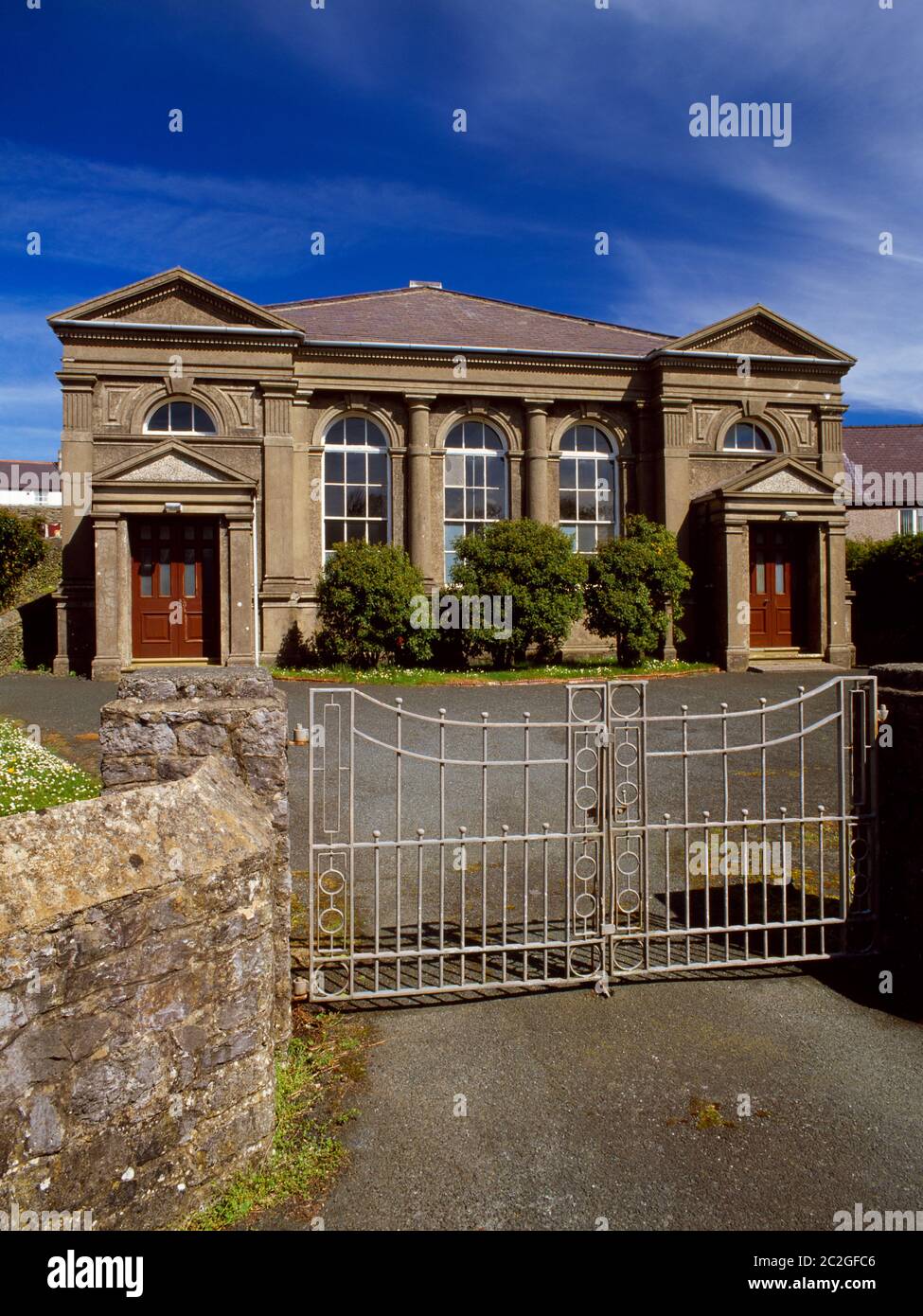 S davanti alla Cappella Metodista Calvinista di Peniel, Amlwch Port, Anglesey, Galles, UK, costruita nel 1898-1900 su un progetto classico/italiano di Richard Davies. Foto Stock