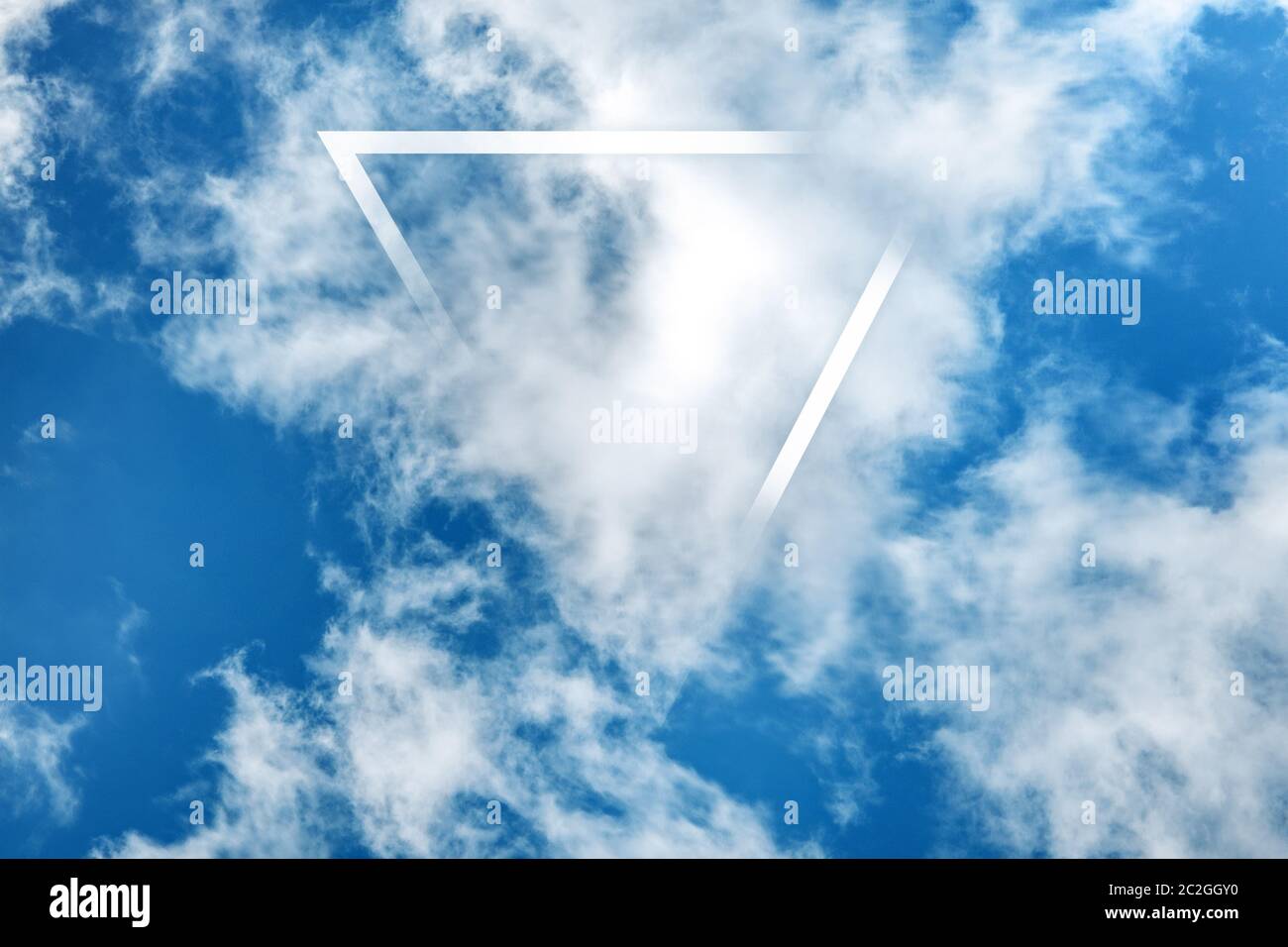 Modello di disegno di un riquadro astratto per un preventivo. Sfondo blu con nuvole bianche e una cornice triangolare con copyspace Foto Stock