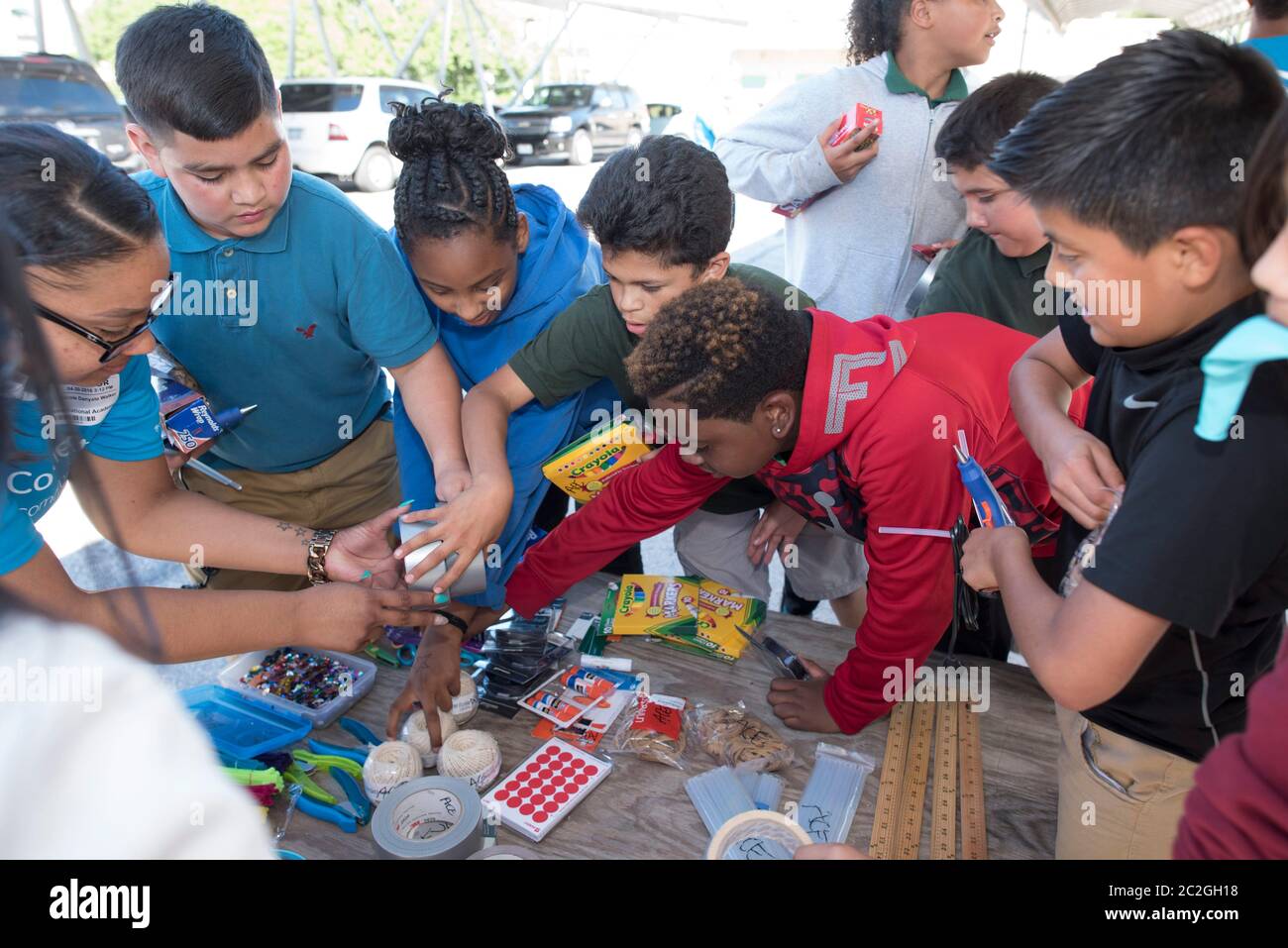 Austin Texas USA, aprile 20 2016: Studenti della Cedars International Academy, in concorso al programma Earth Day Cardboard Challenge della Cedars International Academy, progetta e costruisci una mostra scientifica in cartone e altri semplici prodotti riciclati. L'evento si è tenuto il giorno della Terra. ©Bob Daemmrich Foto Stock