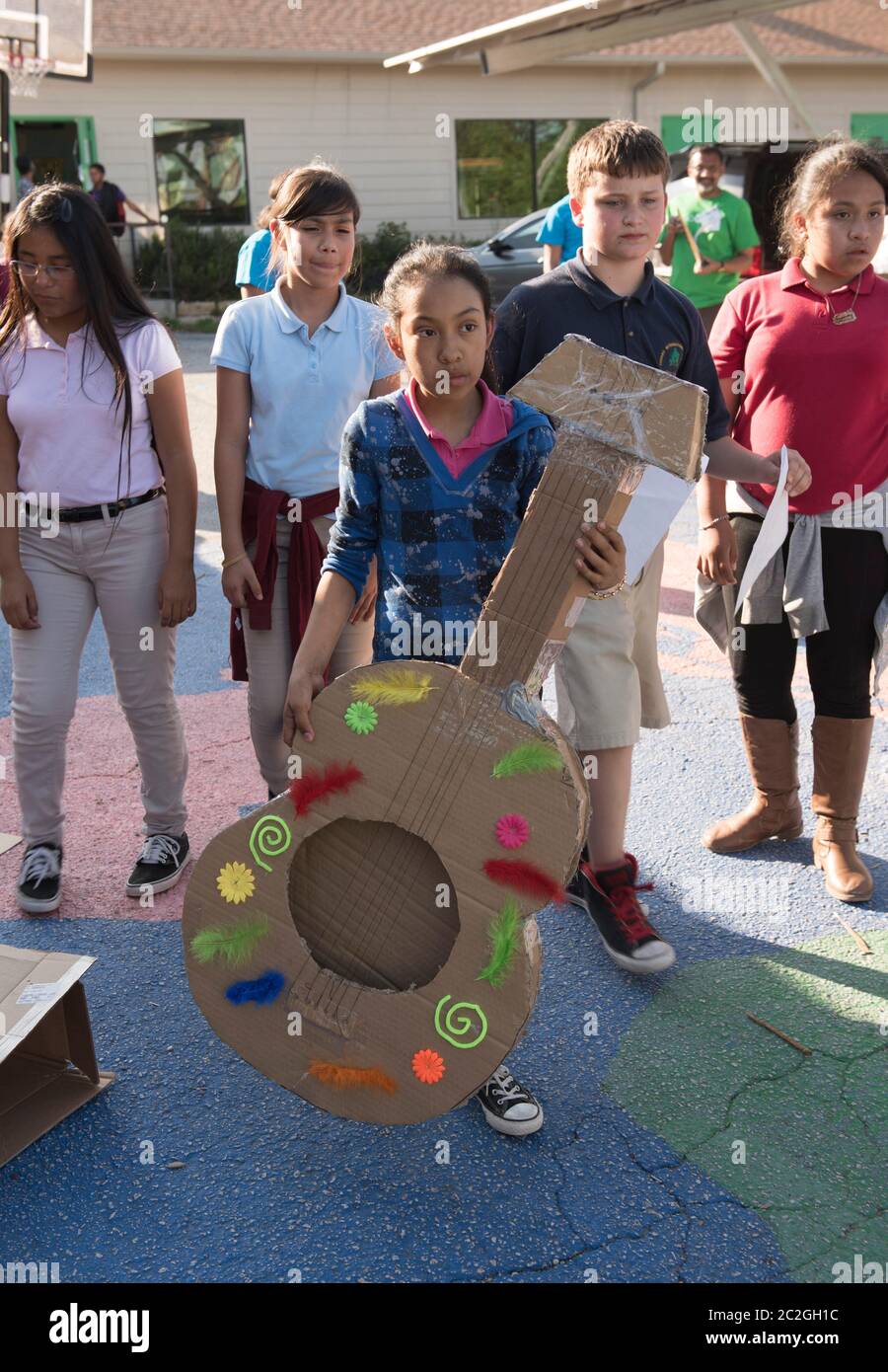 Austin Texas USA, aprile 20 2016: Studenti della Cedars International Academy, in concorso al programma Earth Day Cardboard Challenge della Cedars International Academy, progetta e costruisci una mostra scientifica in cartone e altri semplici prodotti riciclati. L'evento si è tenuto il giorno della Terra. ©Bob Daemmrich Foto Stock