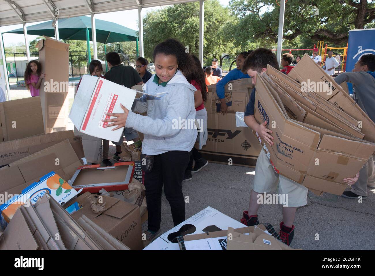 Austin Texas USA, aprile 20 2016: Studenti della Cedars International Academy, in concorso al programma Earth Day Cardboard Challenge della Cedars International Academy, progetta e costruisci una mostra scientifica in cartone e altri semplici prodotti riciclati. L'evento si è tenuto il giorno della Terra. ©Bob Daemmrich Foto Stock
