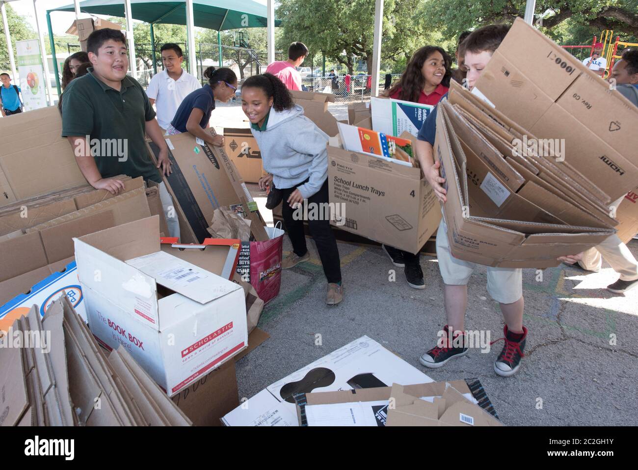 Austin Texas USA, aprile 20 2016: Studenti della Cedars International Academy, in concorso al programma Earth Day Cardboard Challenge della Cedars International Academy, progetta e costruisci una mostra scientifica in cartone e altri semplici prodotti riciclati. L'evento si è tenuto il giorno della Terra. ©Bob Daemmrich Foto Stock