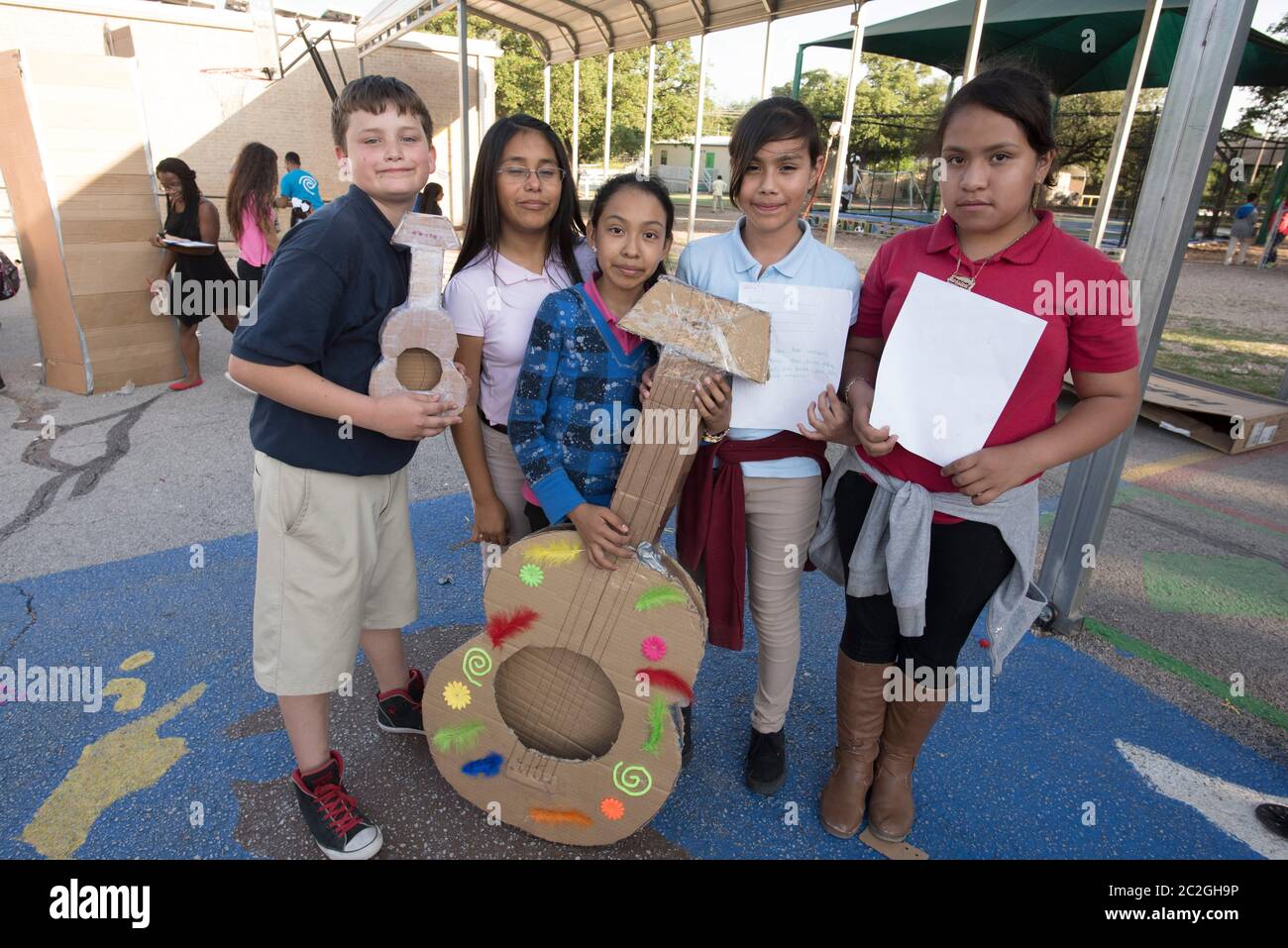 Austin Texas USA, aprile 20 2016: Studenti della Cedars International Academy, in concorso al programma Earth Day Cardboard Challenge della Cedars International Academy, progetta e costruisci una mostra scientifica in cartone e altri semplici prodotti riciclati. L'evento si è tenuto il giorno della Terra. ©Bob Daemmrich Foto Stock