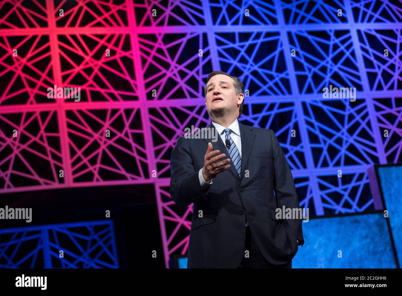 Dallas Texas USA, 14 maggio 2016: USA Il senatore Ted Cruz del Texas riconosce gli applausi della folla adorante mentre parla alla convention del Partito Repubblicano del Texas. ©Bob Daemmrich Foto Stock