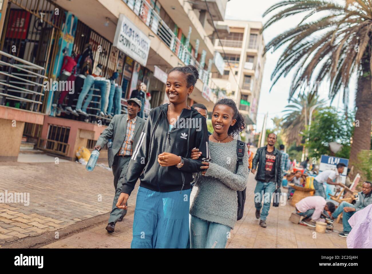 Donna etiope per strada durante pasqua Foto Stock