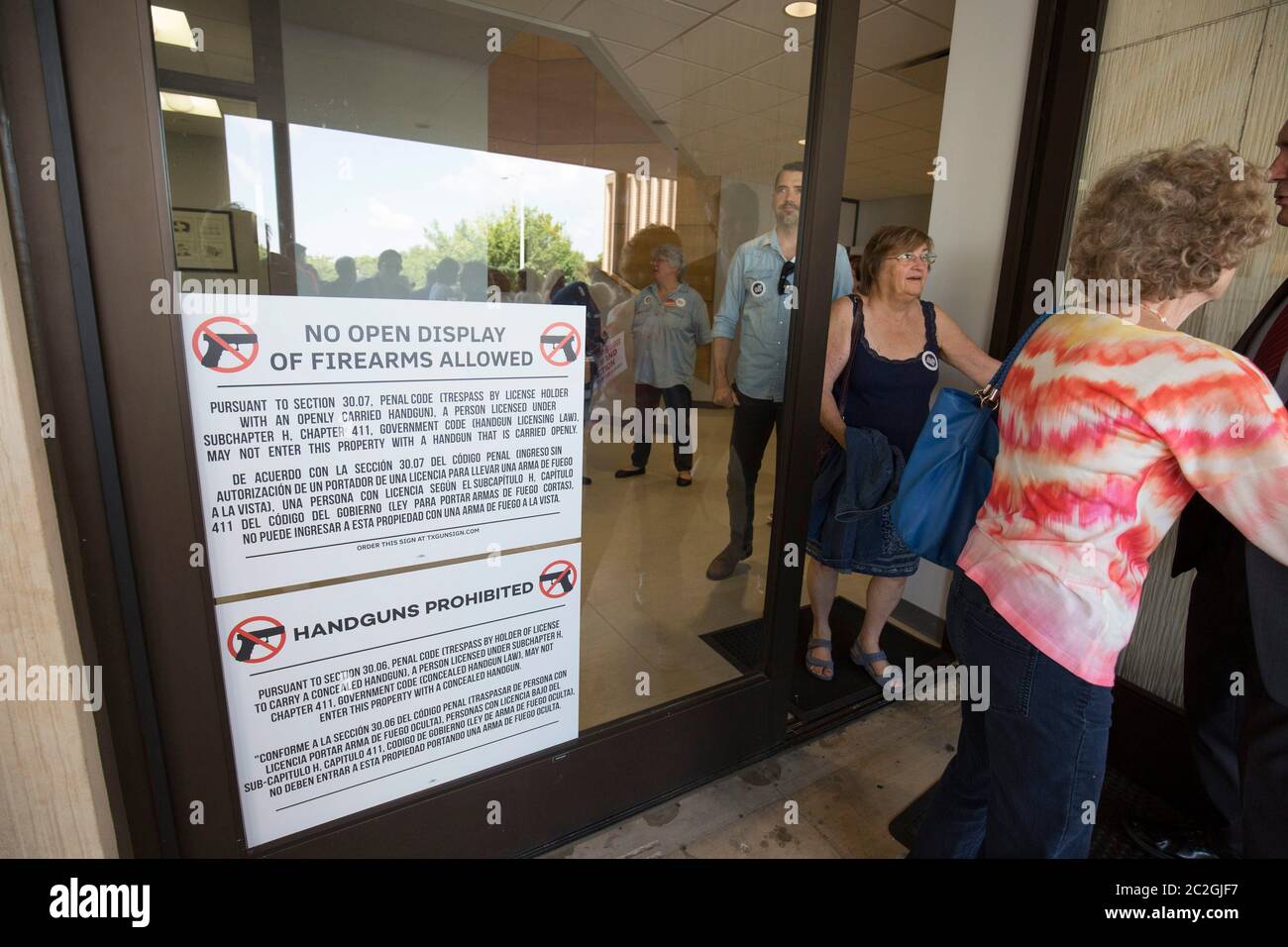 Austin Texas USA, 29 giugno 2016 : cartello visualizzato all'ingresso dell'edificio degli uffici privati che dichiara che l'esposizione aperta di armi da fuoco non è consentita sulla proprietà. La legge del Texas impone ai proprietari di proprietà di mostrare i segni, citando lo statuto appropriato, se non vogliono che le armi siano portate apertamente. In caso contrario, la legge del Texas consente ai proprietari di armi di portare apertamente le loro armi da fuoco nella maggior parte dei luoghi. ©Bob Daemmrich Foto Stock