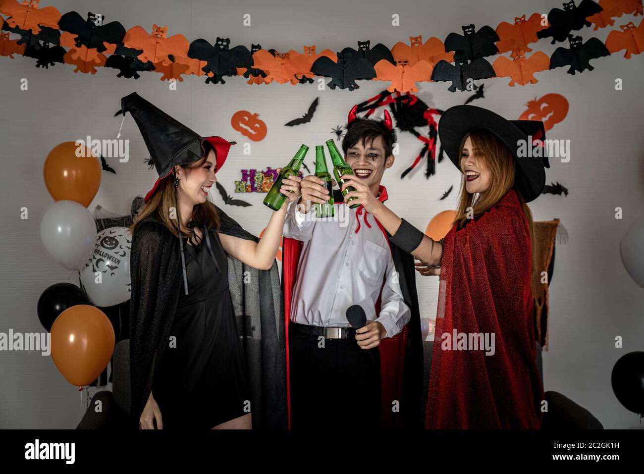 Halloween Party bevendo canto Foto Stock