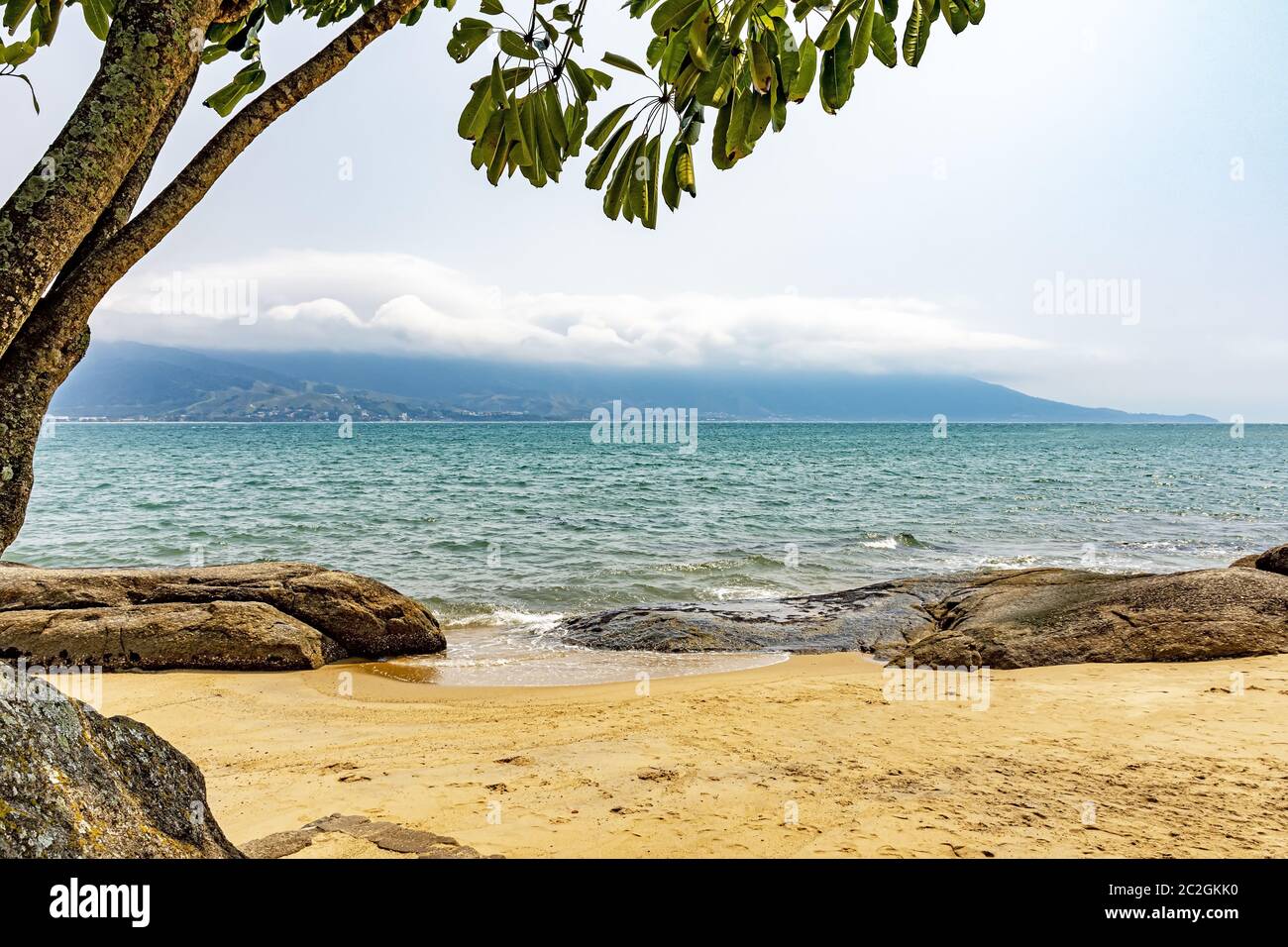 Spiaggia sull'isola di Ilhabela sulla costa settentrionale di San Paolo Foto Stock