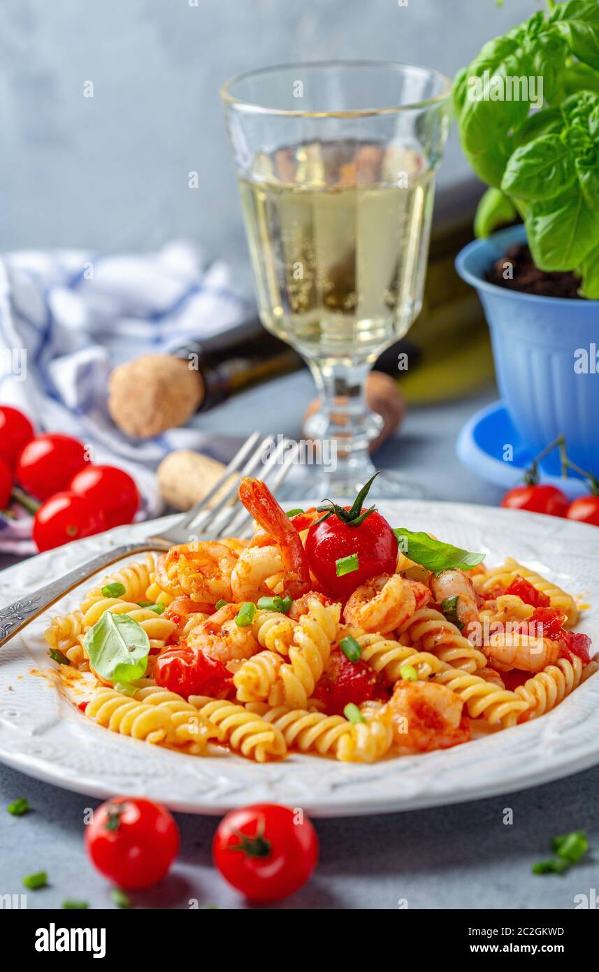 La pasta con la salsa di pomodoro e gamberetti. Foto Stock